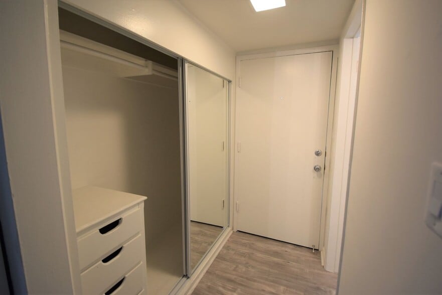 Building Photo - 5939 Cedros Ave