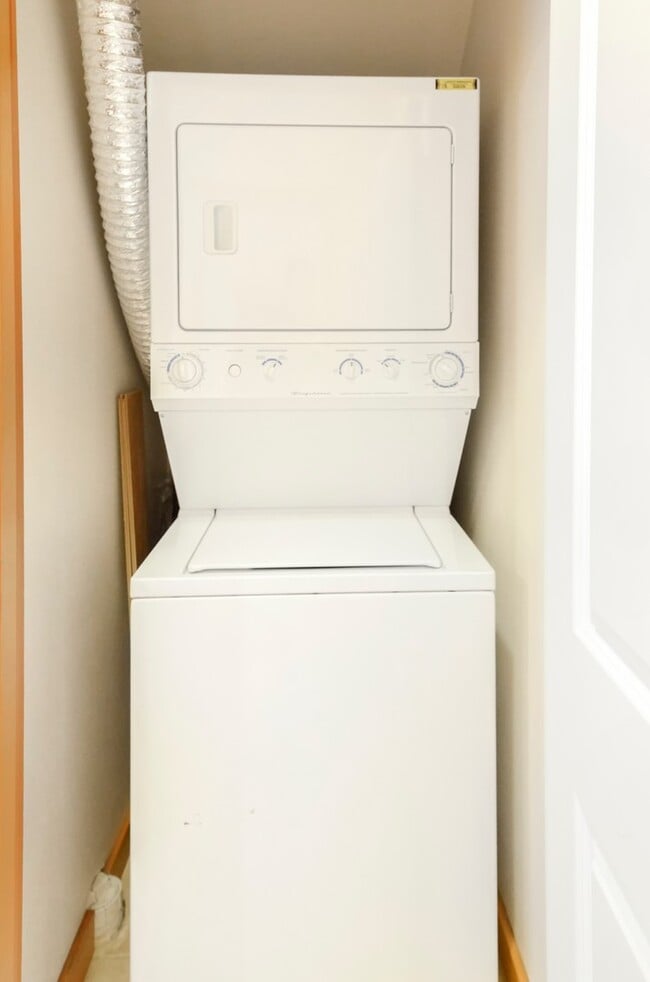 Building Photo - Updated Townhouse Near Fauntleroy Park with Private Suites and Parking