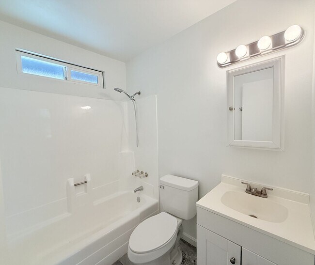 Building Photo - AVAILABLE NOW!!! 2 Bedroom / 1 Bathroom Ap...