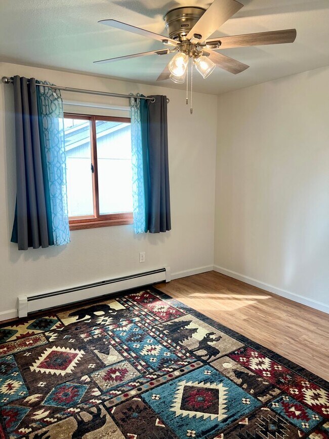 Building Photo - High speed internet included - 3 bedroom t...