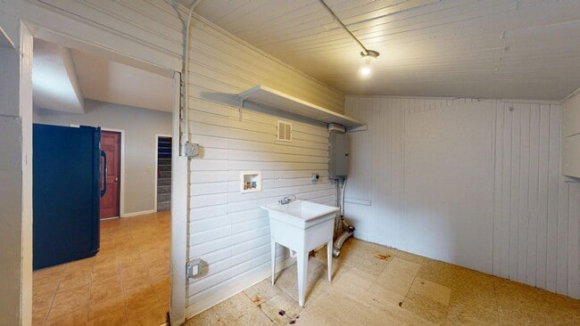 Building Photo - Madison/W.95th neighborhood : 3 bedroom/1 bath single family house available NOW.