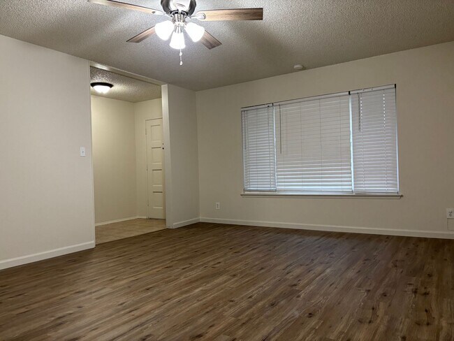 Building Photo - Almost 2000 SF home near Fresno State