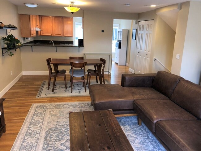 Building Photo - 3Bd/3Ba Seattle Townhouse