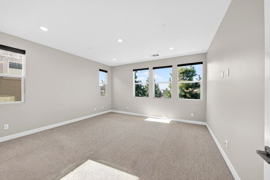 Building Photo - 346 Chorus