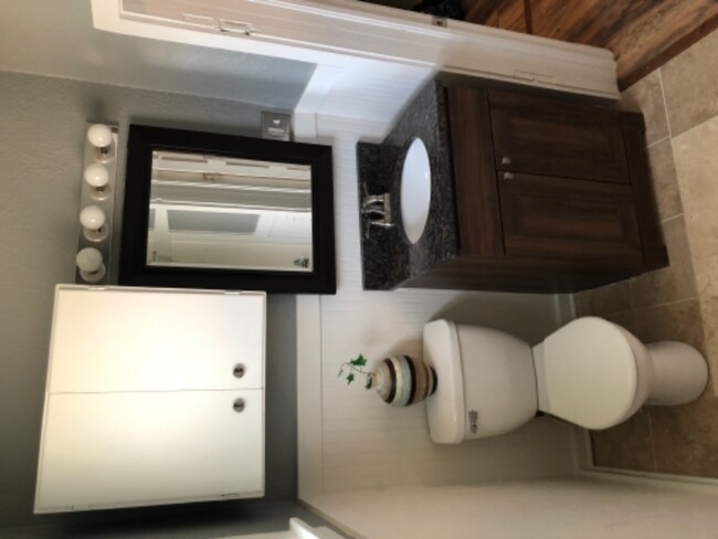 Building Photo - 205 S Maple St