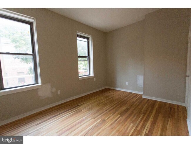 Building Photo - 413 S 11th St