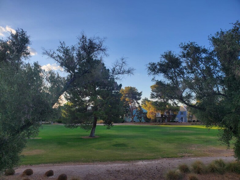 Building Photo - 746 Oakmont Ave