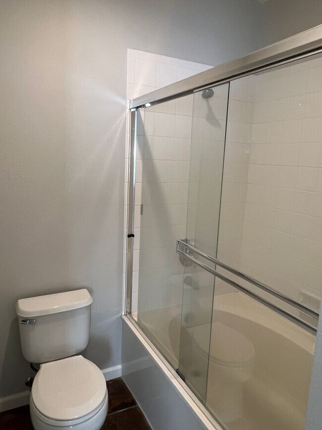Building Photo - Beautiful 2-bedroom, 2 bath Condo in Gated...