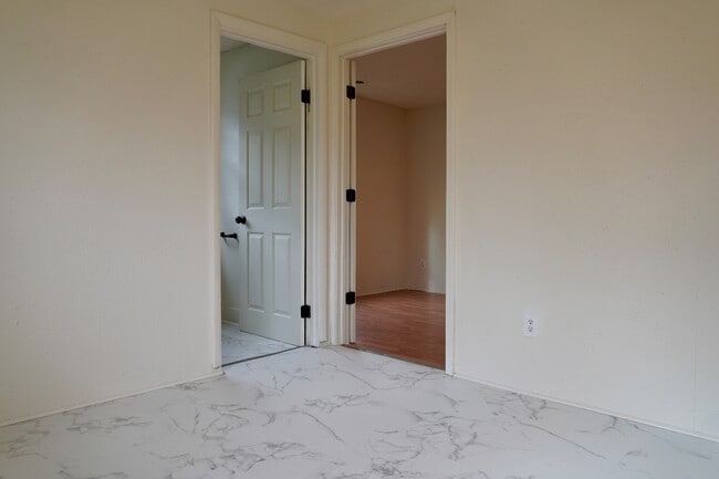 Building Photo - 405 W Main St