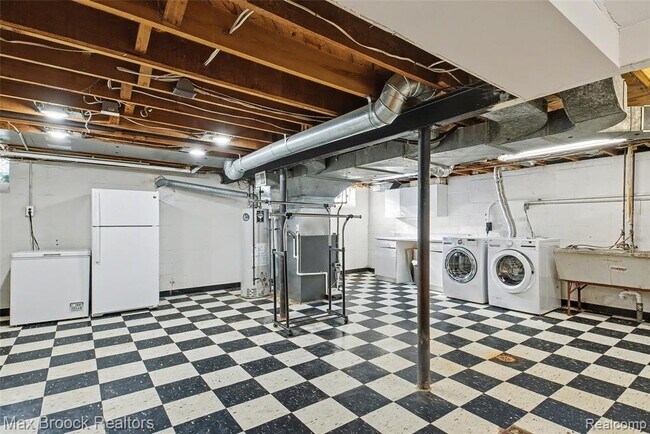 Building Photo - 758 Chester St