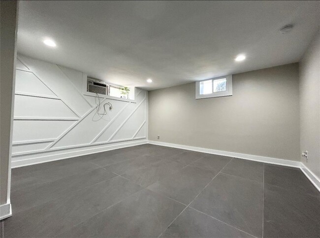 Building Photo - 1187 Lynmoor Dr NE