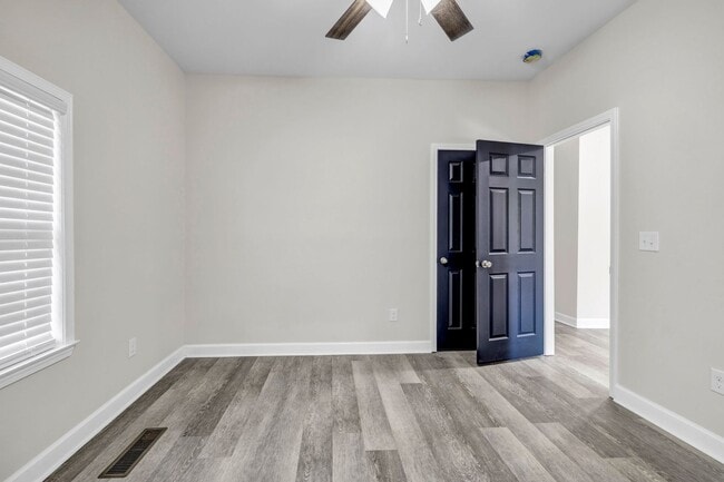 Building Photo - CHARMING 3 BEDROOM BUNGALOW WITH BONUS ROO...