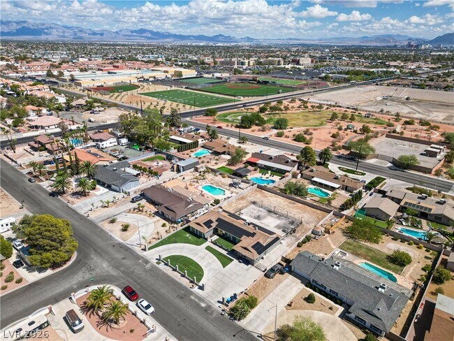 Building Photo - 1936 Casa Vista Dr