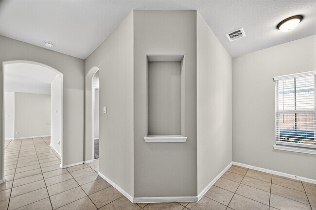 Building Photo - 1218 Hills Dr