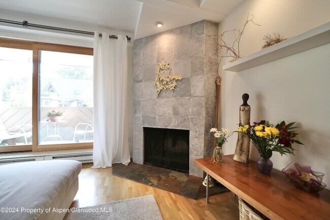 Building Photo - 1007 E Hyman Ave