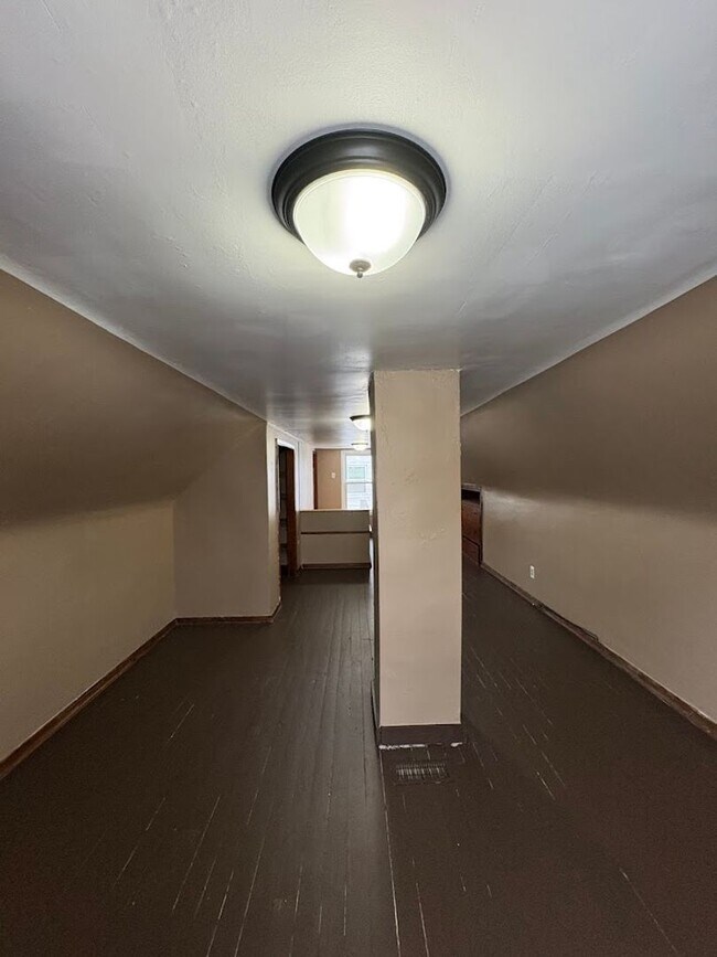 Building Photo - Three bedroom one bathroom home for rent