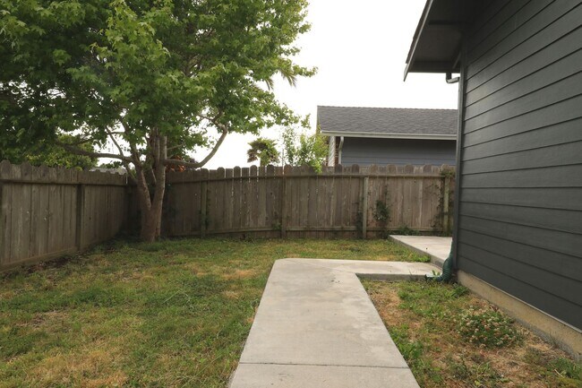 Building Photo - Spacious 3/2 in quiet neighborhood