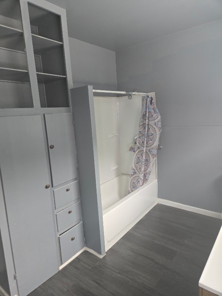 Building Photo - 716 E 1st St