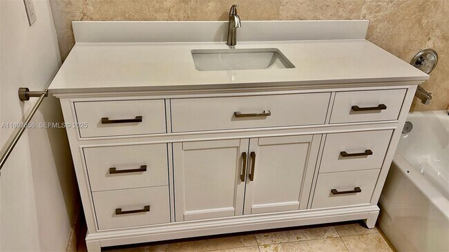 Building Photo - 813 SE 18th Ct