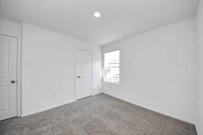 Building Photo - 1027 Moon Drop Ln