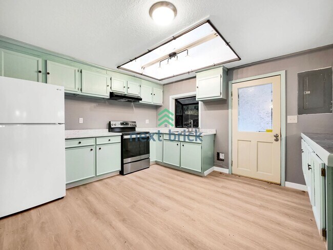 Building Photo - 3 Bed and 1 Bath Single-family Home Availa...