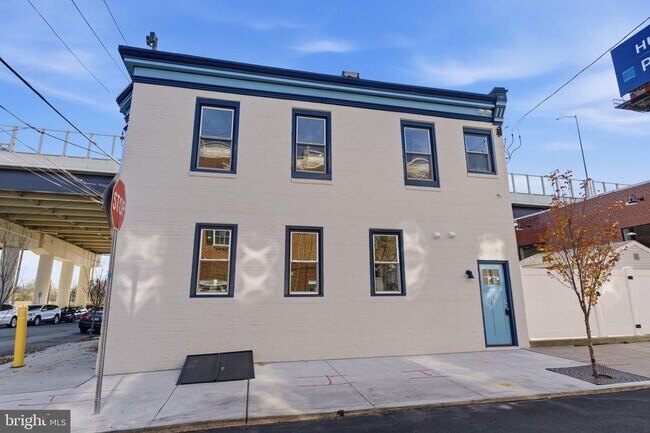 Building Photo - 2724 E Somerset St