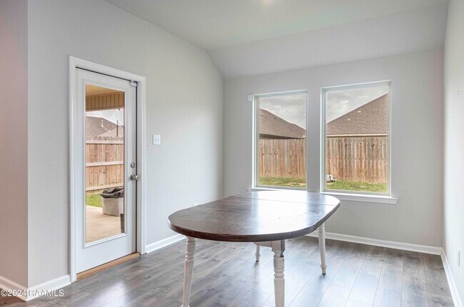 Building Photo - 102 Border Ct