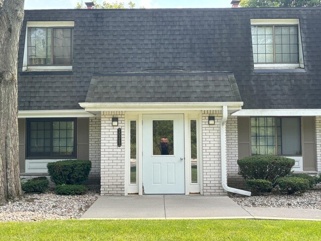 Building Photo - 20245 Independence Dr