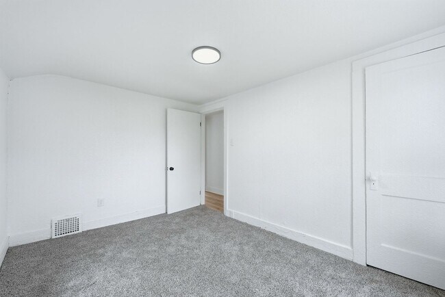 Building Photo - Updated 3BR with Fresh Finishes