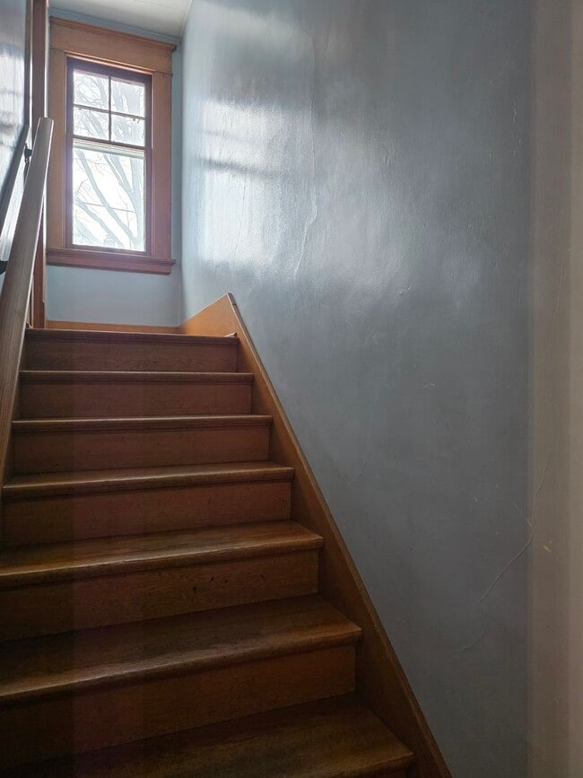 Building Photo - Large Home in Bowling Green