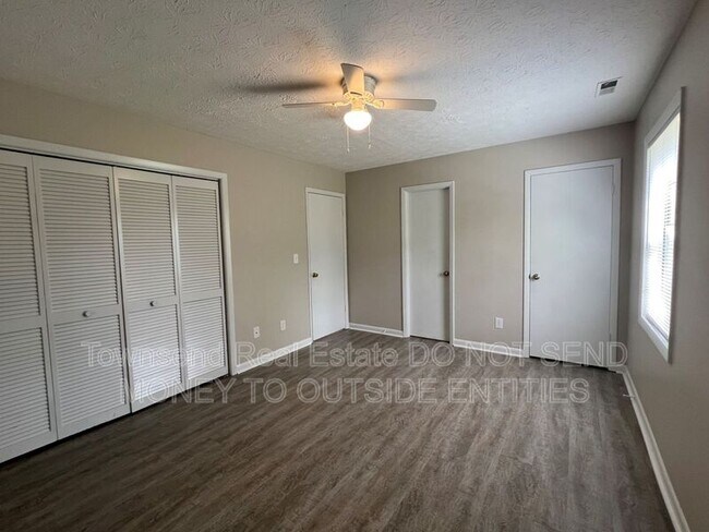 Building Photo - 1429 Ireland Dr