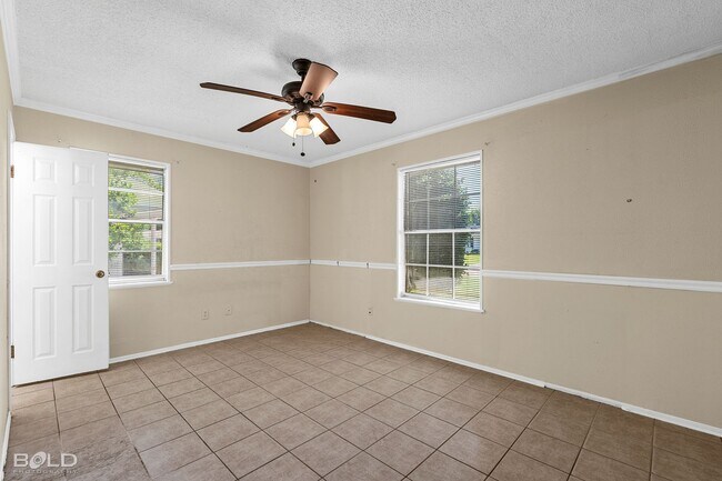 Building Photo - Stunning home located in the heart of Boss...