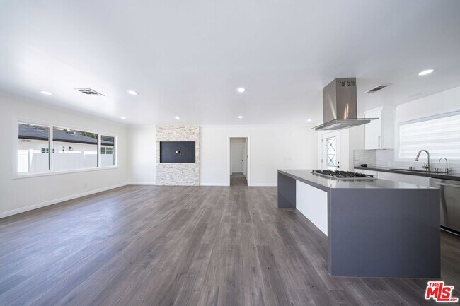 Building Photo - 8432 Glenoaks Blvd