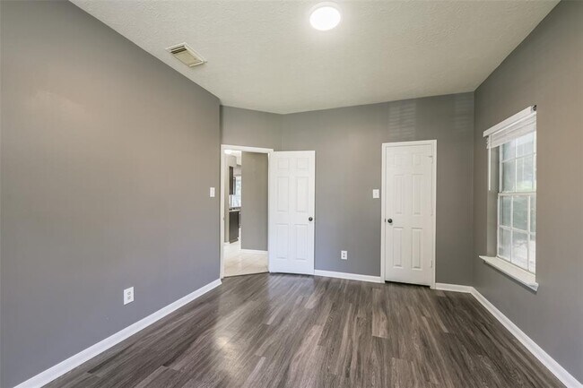 Building Photo - 2509 S Mission Cir