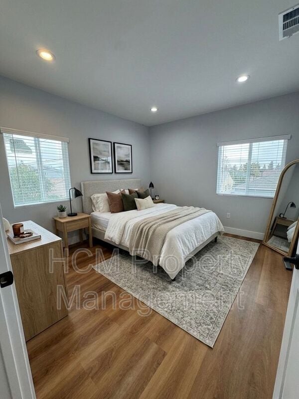 Building Photo - 5233 Bellflower Blvd