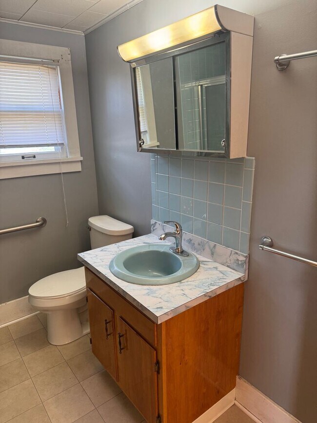 Building Photo - Cozy 2 Bedroom Home – Lawn Care & Snow Removal Included!
