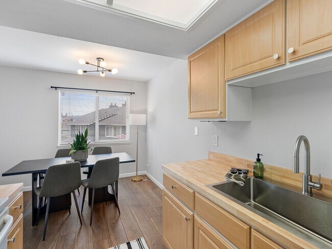 Building Photo - Updated Quiet 1-bedroom, 1-bath condo in the heart of Murrayhill