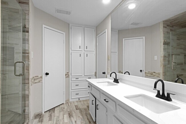 Building Photo - 10211 Sagemill Dr