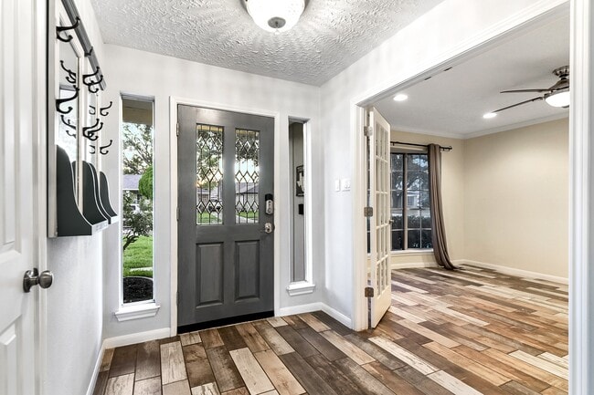 Building Photo - 215 Gentilly Dr