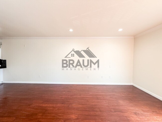 Building Photo - 332 S Virgil Ave