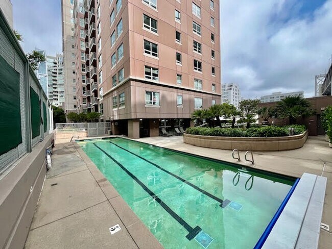 Building Photo - Rare luxury downtown condo w/parking, pool, hot tub and roof deck w/Bay Bridge Views!