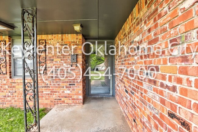 Building Photo - Massive 3BD/2BTH Home Minutes from the Highway.