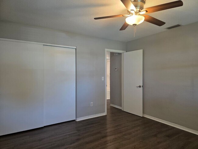 Building Photo - 2 Bedroom 1.5 Bath in the Desirable Disston Heights Neighborhood
