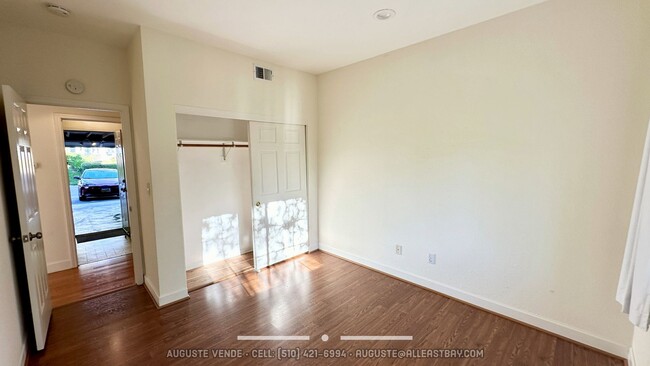 Building Photo - Stunning and Spacious Home in Amazing Cond...