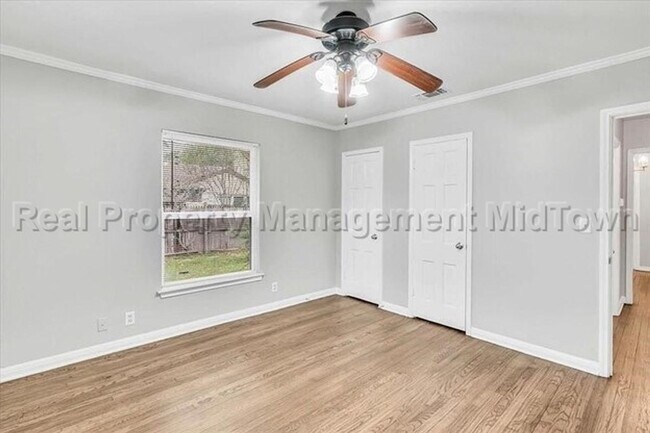 Building Photo - 6400 Greenway Rd