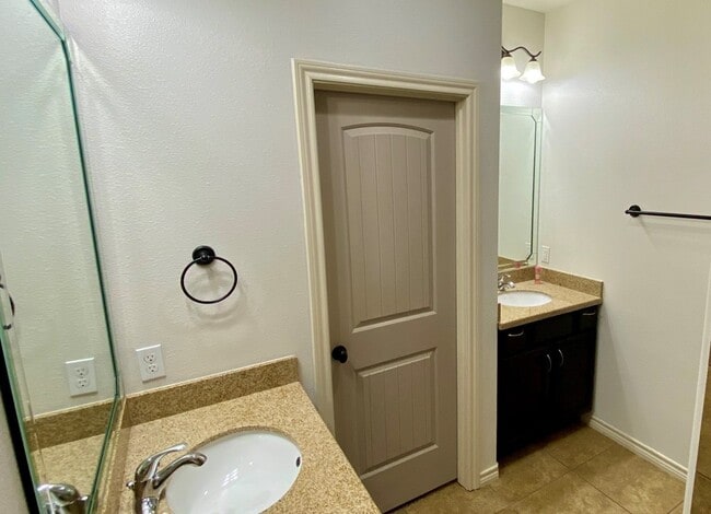 Building Photo - 7208 Manford Ln