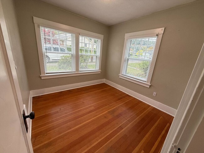 Building Photo - Updated 2Bd/1Ba in Desirable Camas Area!