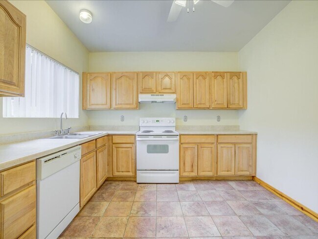 Building Photo - Charming 4-Bedroom Home with Spacious Living & Private Backyard!