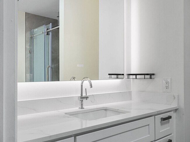 Building Photo - 7923 N Southwood Cir