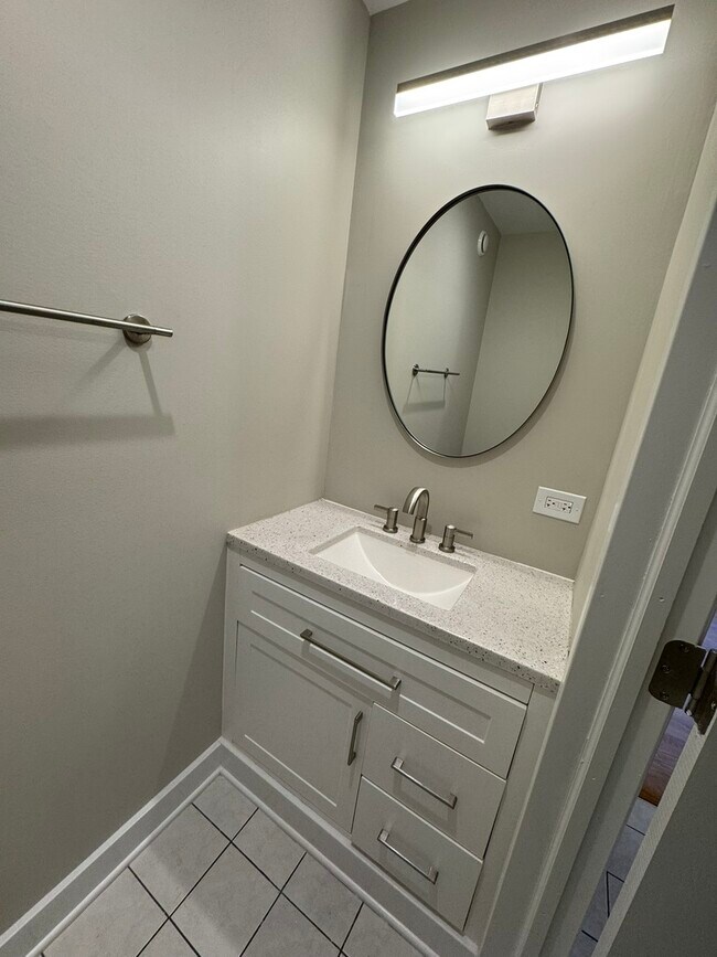 Building Photo - 600 S Dearborn St